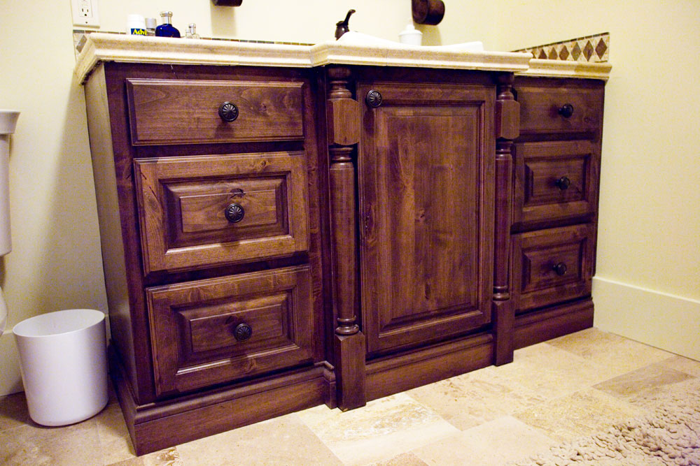 Single-sink vanity w/drawers on each side