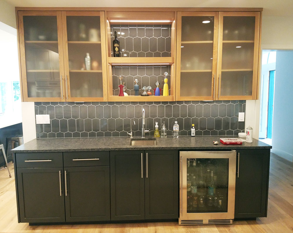 Two-tone wet bar w/cooler