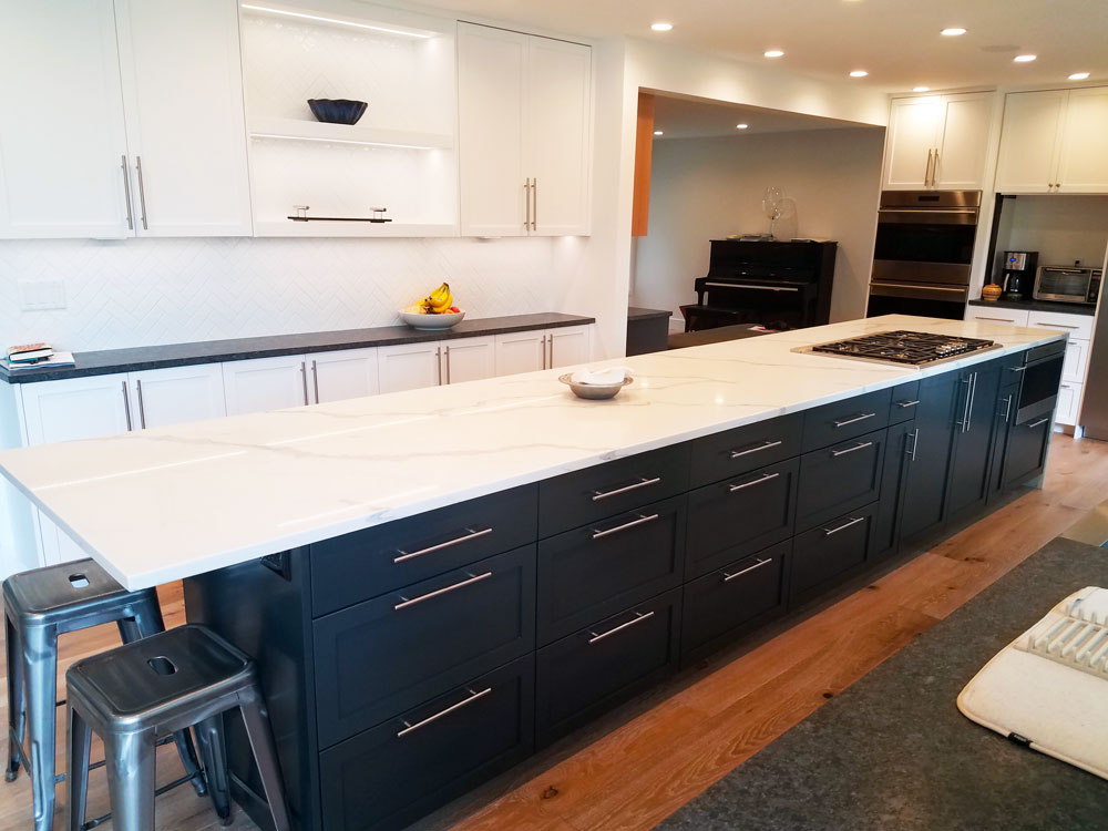 White Cabinet/Contrasting Seated Island